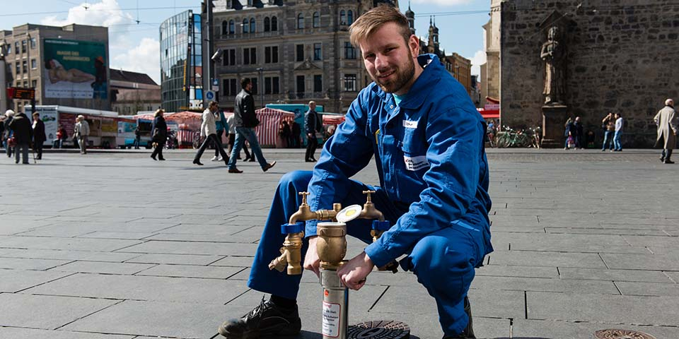 Ein Standrohr im Boden.