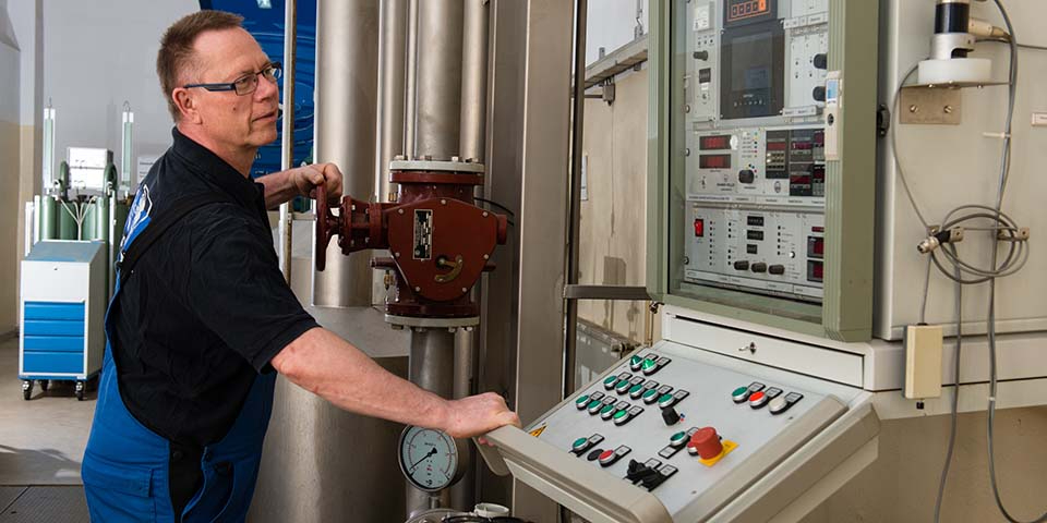 Mitarbeiter steht am Schaltpult.