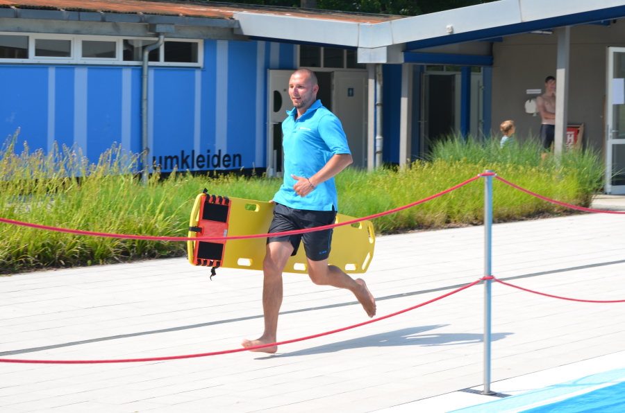 Rettungsschwimmer Dirk Oppermann kommt mit dem Spineboard zu Hilfe