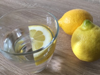 Trinkwasser mit Zitrone